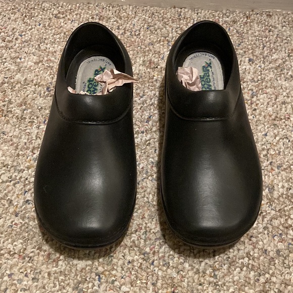 LANDAU “FOOTWEARx” Black NURSES SHOES w/ Antibacterial Lining; NIB Size W5/ M4 - Picture 1 of 14